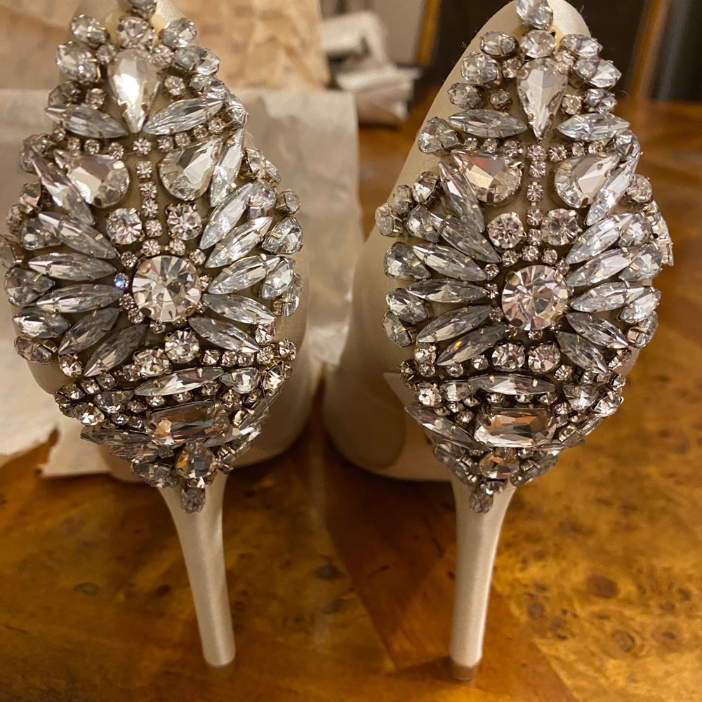 Badgley mischka peep toe heels